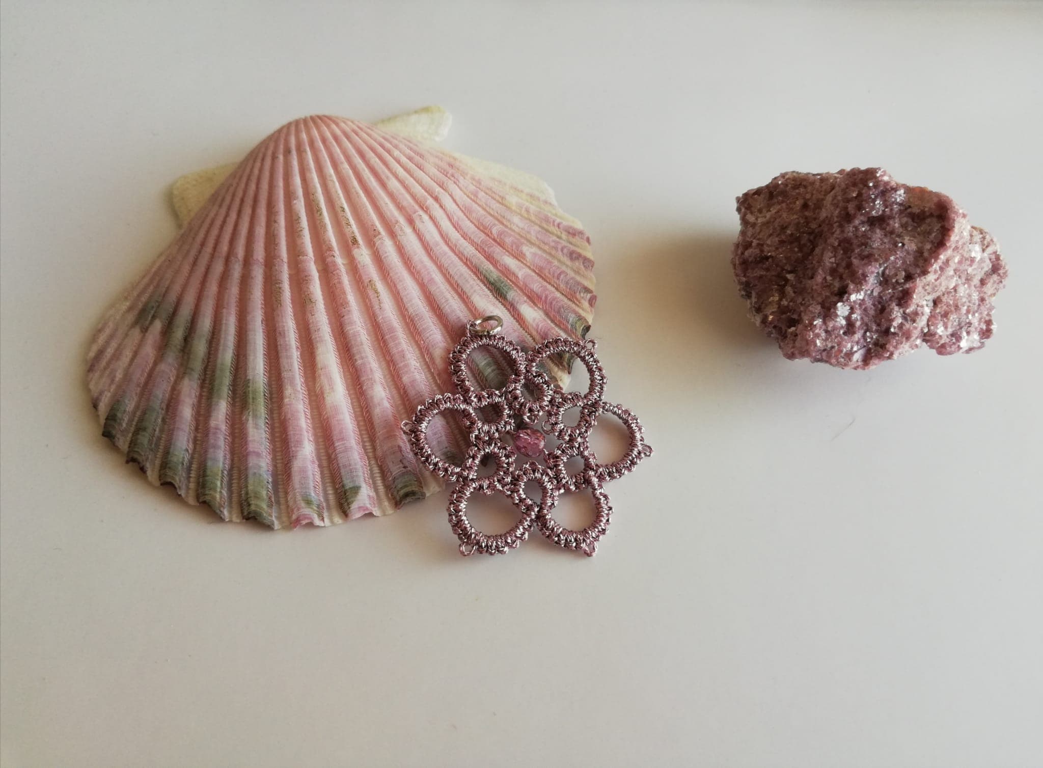 Rosone Piccolo con Perlina Centrale — Ciondolo